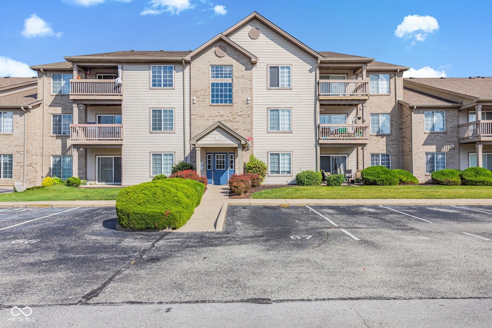 239 Legends Creek Way unit 205, Indianapolis, IN 46229 - photo 1