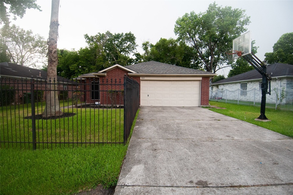9919 Raymondville Rd, Houston, TX 77093 - photo 1
