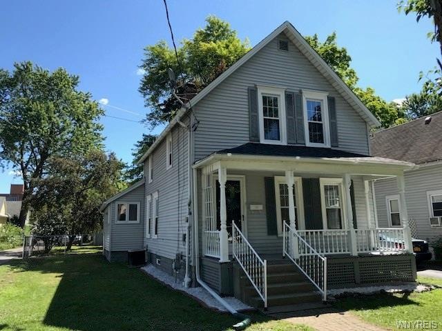 Vinyl siding, new windows, 2 car garage, custom br