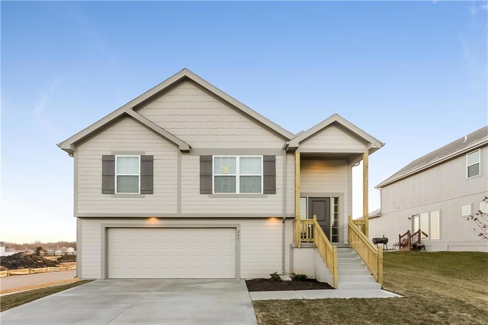 207 N Franklin St, Raymore, MO 64083 - photo 1