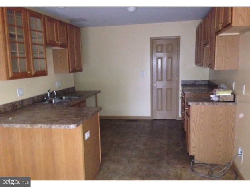 147 W Harmony Dr, Pottstown, PA 19464 - photo 1