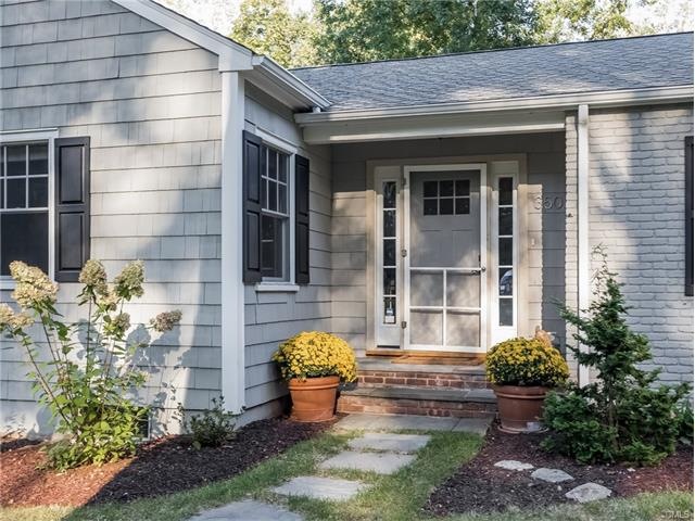 Lovely, inviting front porch !