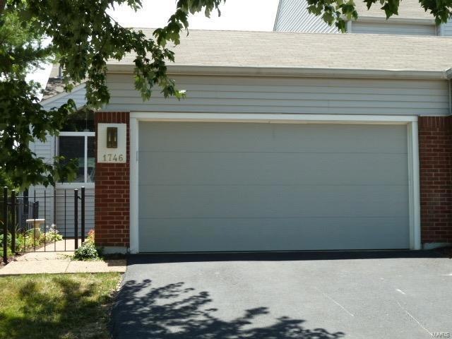 Shows like a villa!  Spacious garden condo with pr