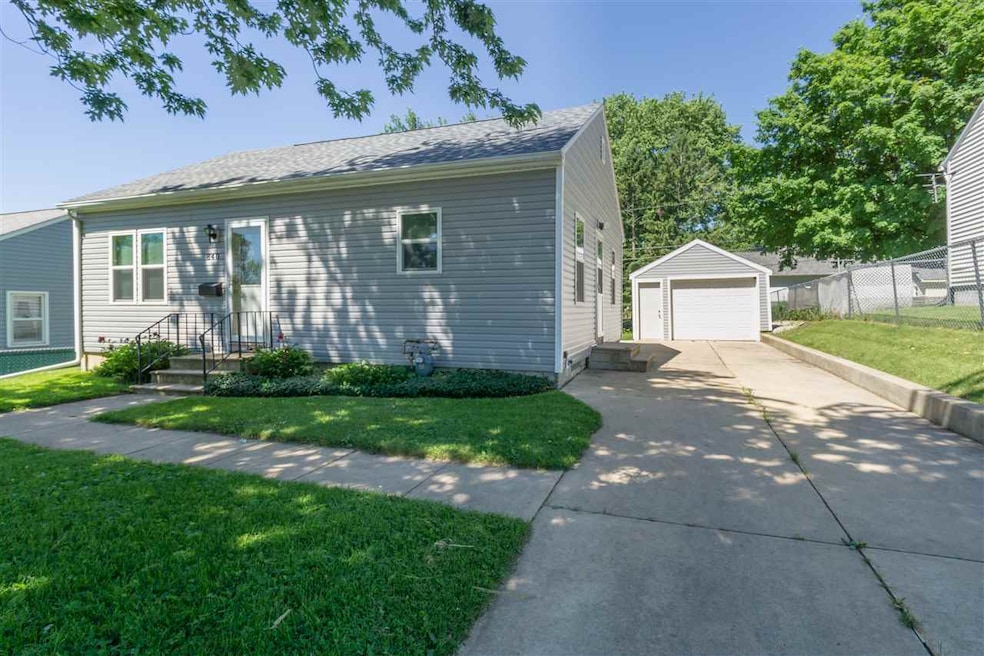 840 Maxwell St, Waterloo, IA 50701 - photo 1