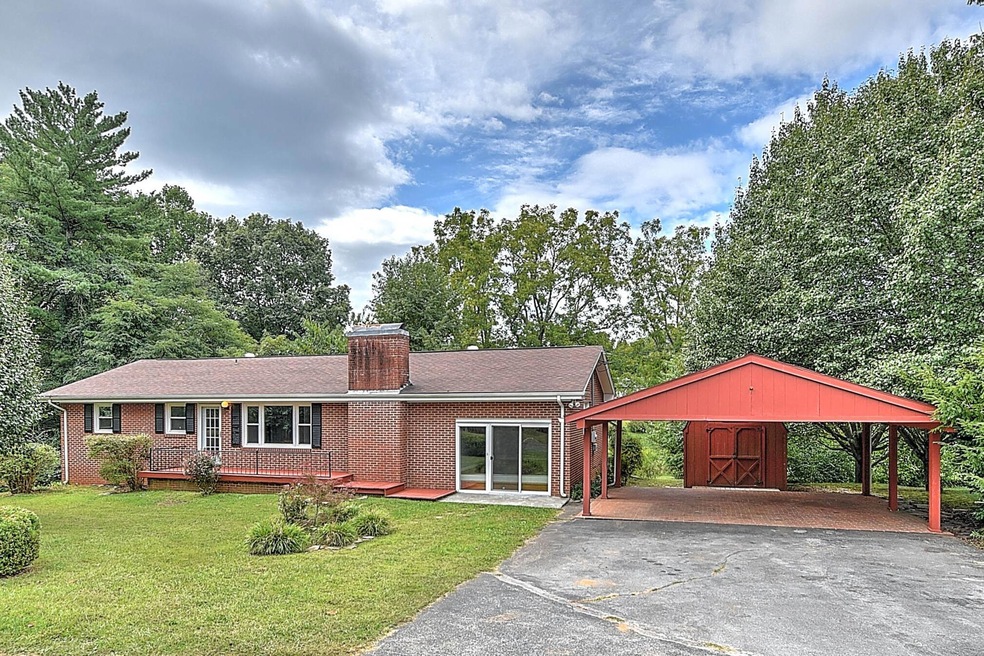 704 Hiwassee Hill Dr, Johnson City, TN 37601 - photo 1