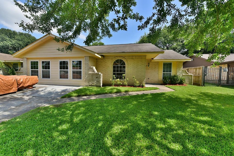 2206 Deerhurst Ln, Houston, TX 77088 - photo 1