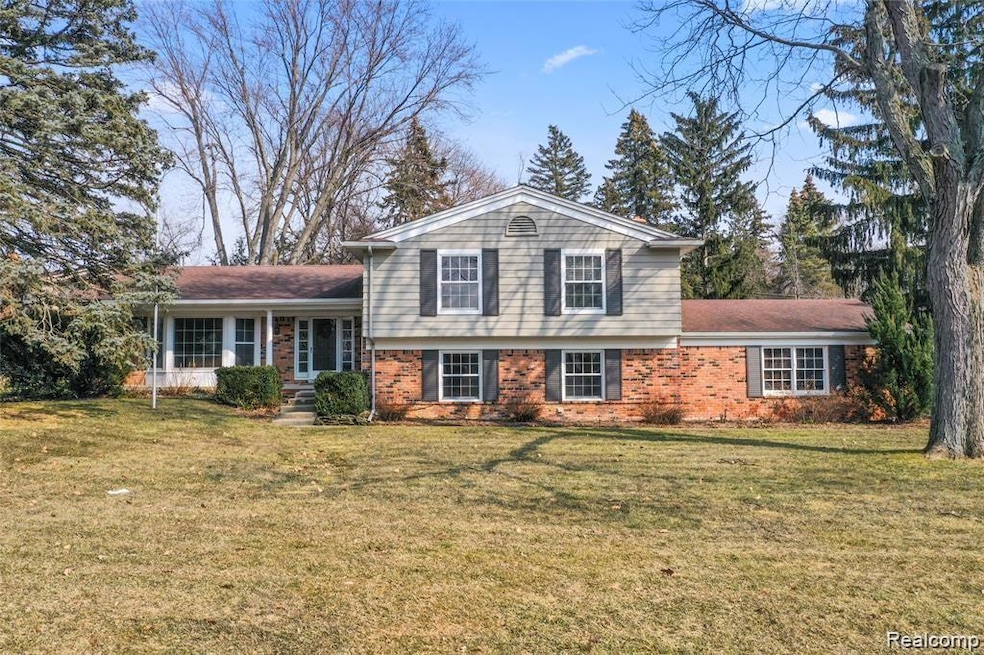 3705 Burning Tree Dr, Bloomfield Hills, MI 48302 - photo 1