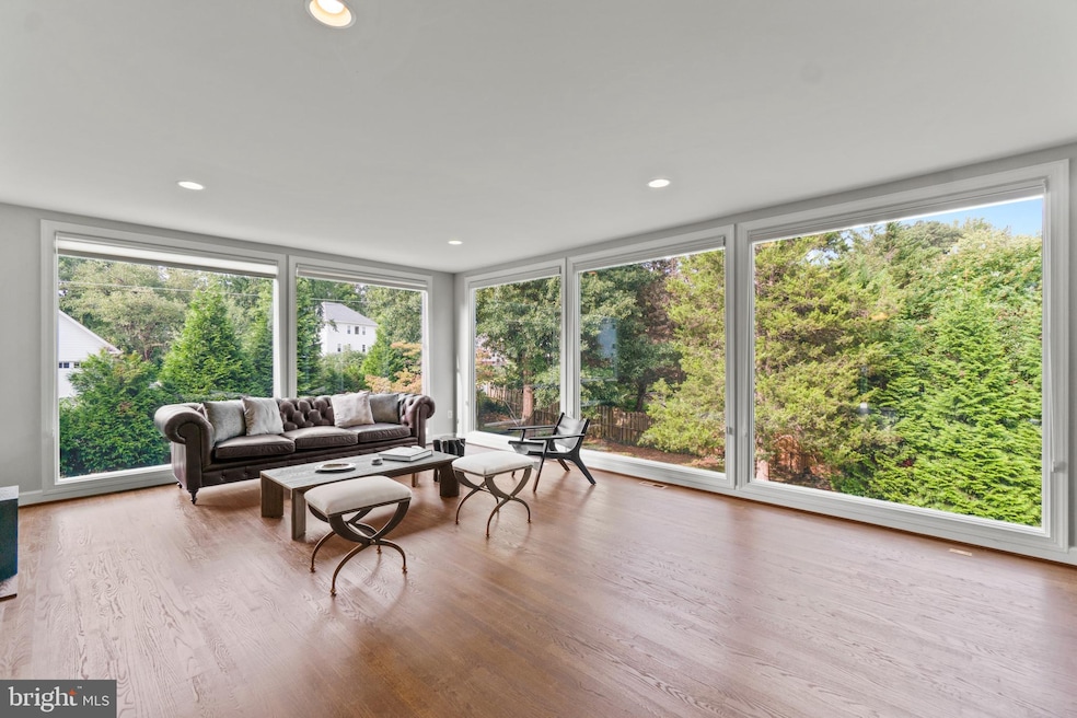 1100 Hillcrest Dr SW, Vienna, VA 22180 - photo 1