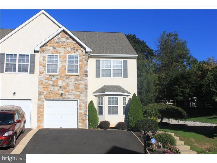 943 Heritage Dr, Norristown, PA 19403 - photo 1