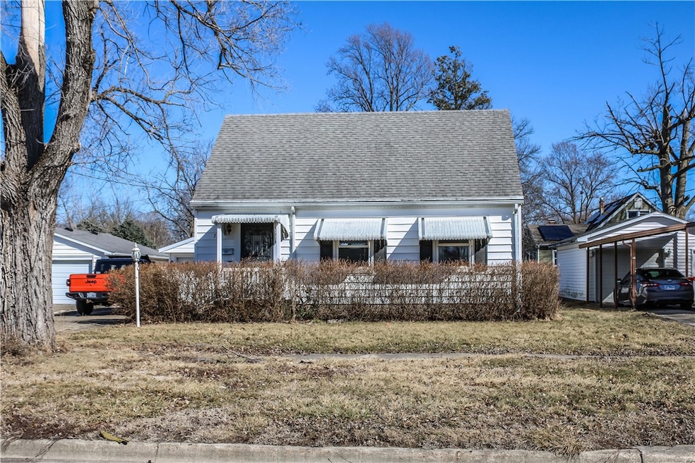 724 S 33rd St, Mattoon, IL 61938 - photo 1