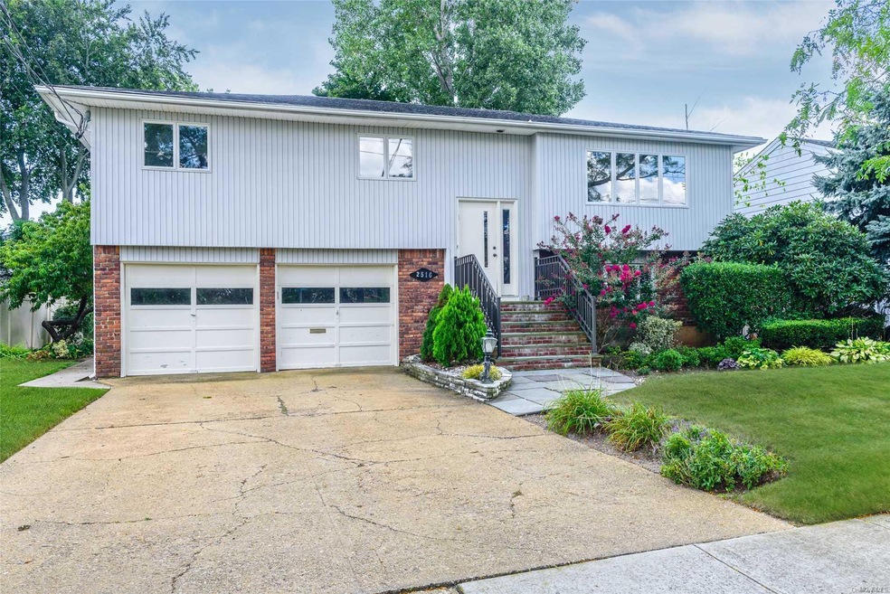 2516 Randy Ln, Bellmore, NY 11710 - photo 1