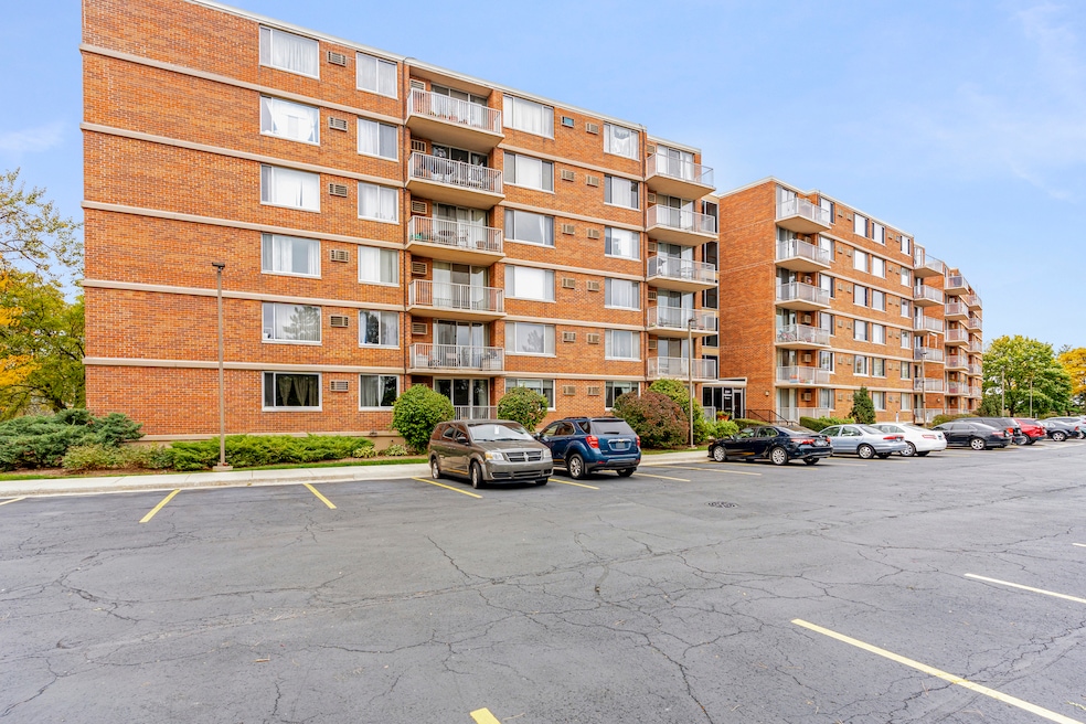 2201 S Highland Ave unit 4M, Lombard, IL 60148 - photo 1
