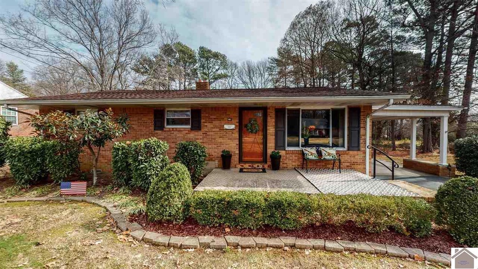 This home has great curb appeal - even in the dead