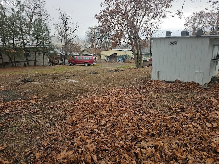 615 Deschutes Ave, Maupin, OR 97037 - photo 1