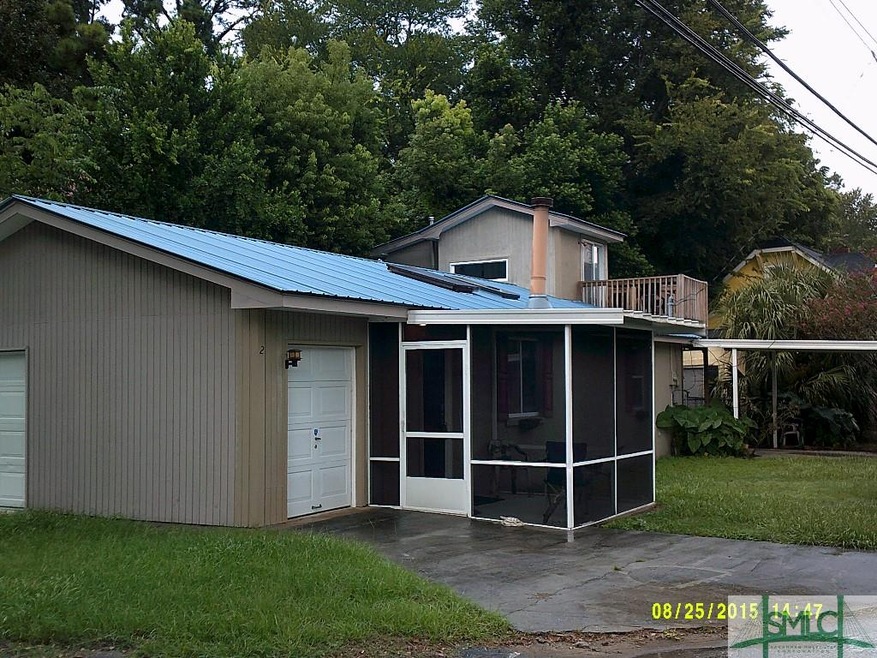 Corner lot.  Screen porch.  2 room studio on rooft
