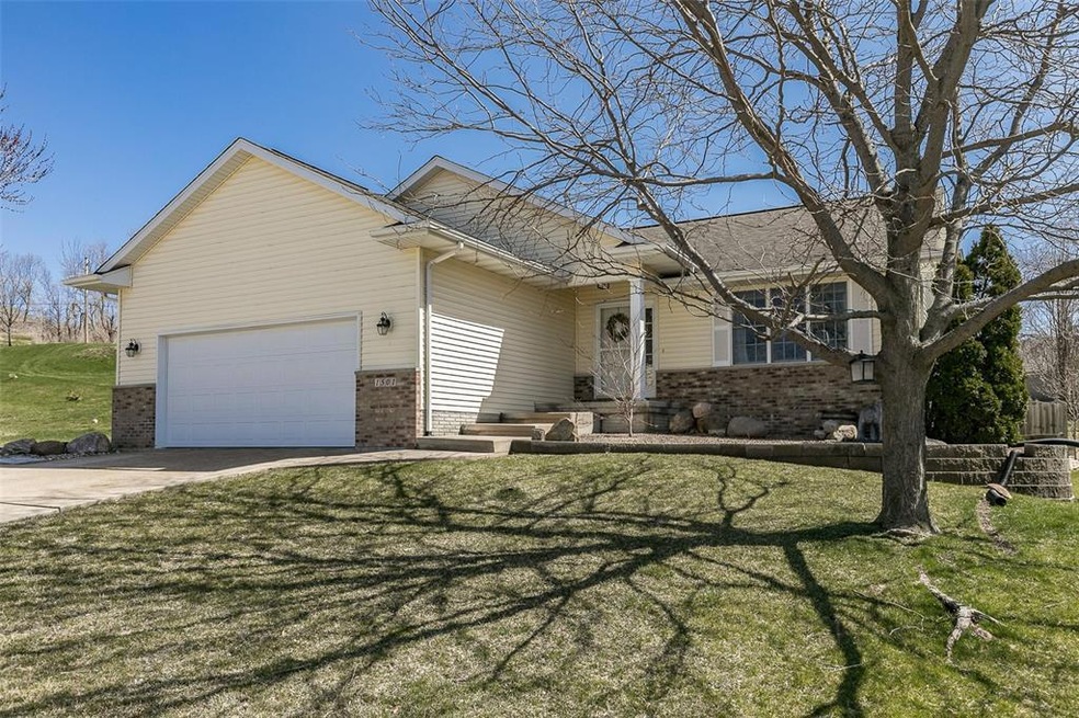 1501 Wolf Dr NW, Cedar Rapids, IA 52405 - photo 1