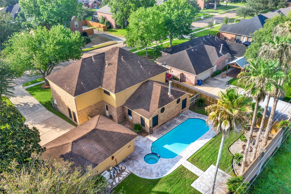 2002 Plantation Dr, Friendswood, TX 77546 - photo 1