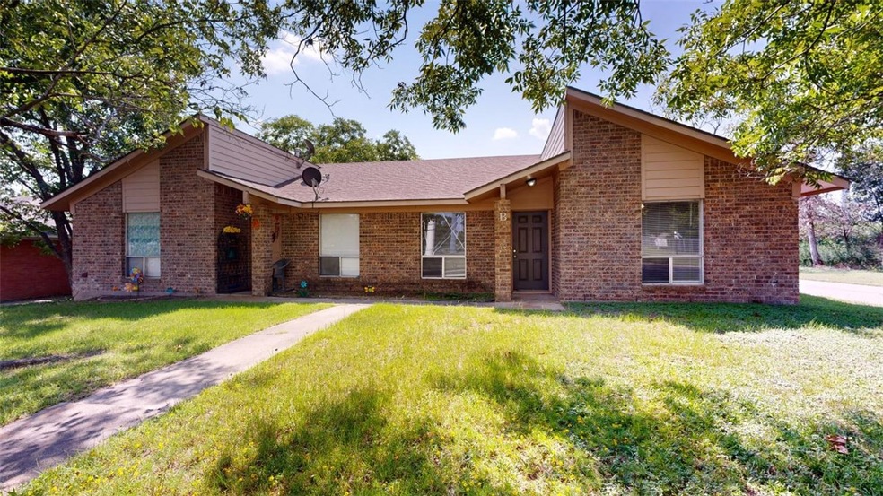 Ranch-style house with a front yard