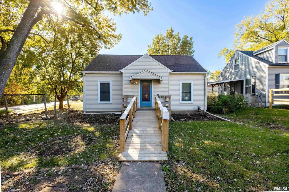 2103 W High St, Davenport, IA 52804 - photo 1