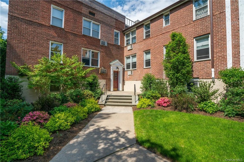 315 Palmer Terrace unit 2D, Mamaroneck, NY 10543 - photo 1