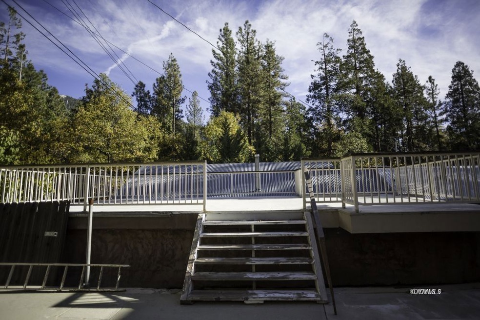 Have a family reunion on this deck?