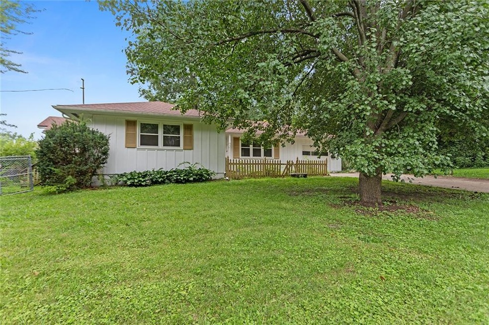 205 E Maple St, Raymore, MO 64083 - photo 1