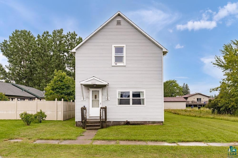 View of front facade featuring a front lawn