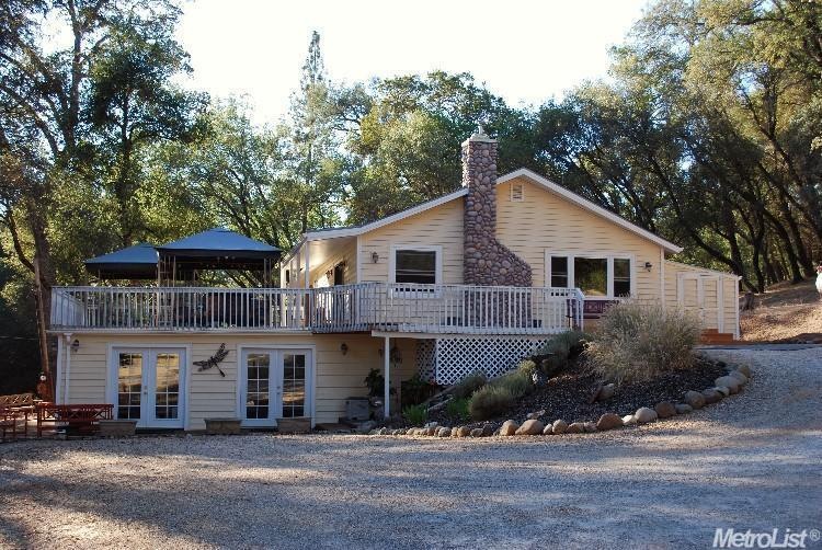 Main House has 1200 upper with 3 bedrooms and 400+