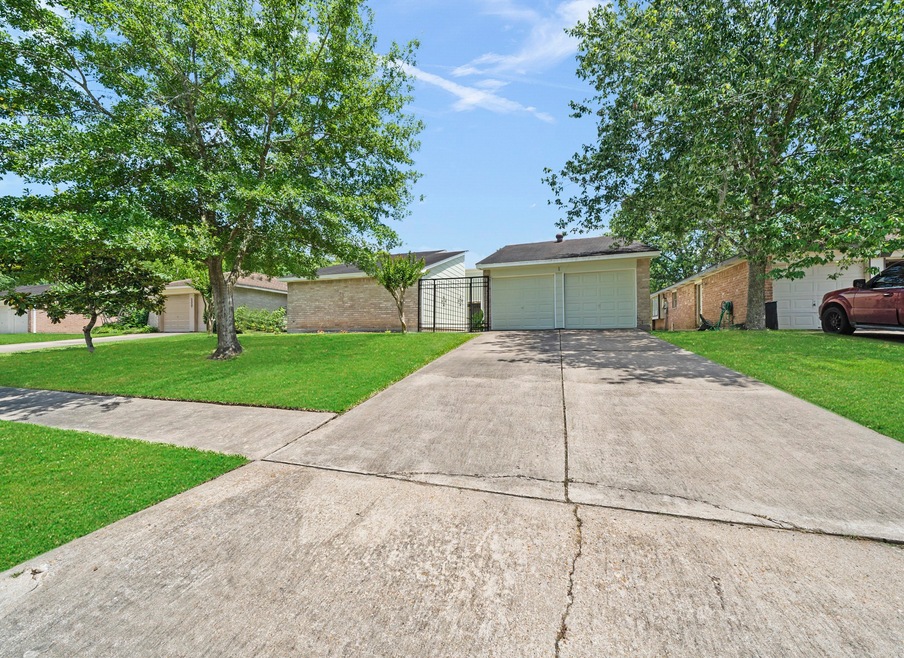 5331 Bulen Ave, Friendswood, TX 77546 - photo 1