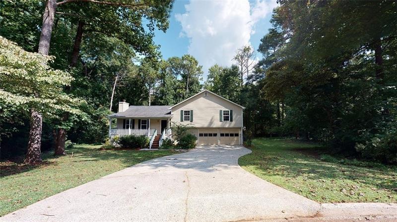 Front elevation with level driveway on culdesac