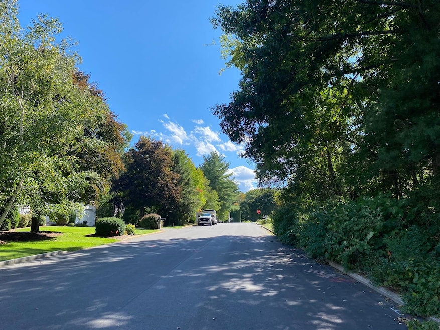 335 Ledgewood Rd unit 565/1/Q, Manchester, NH 03104 - photo 1