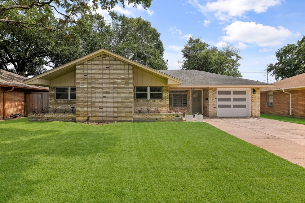 1719 Ansbury Dr, Houston, TX 77018 - photo 1