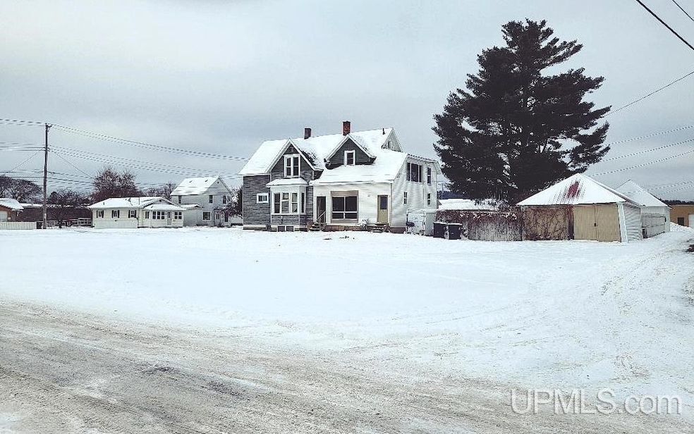 817 River Ave, Iron Mountain, MI 49801 - photo 1
