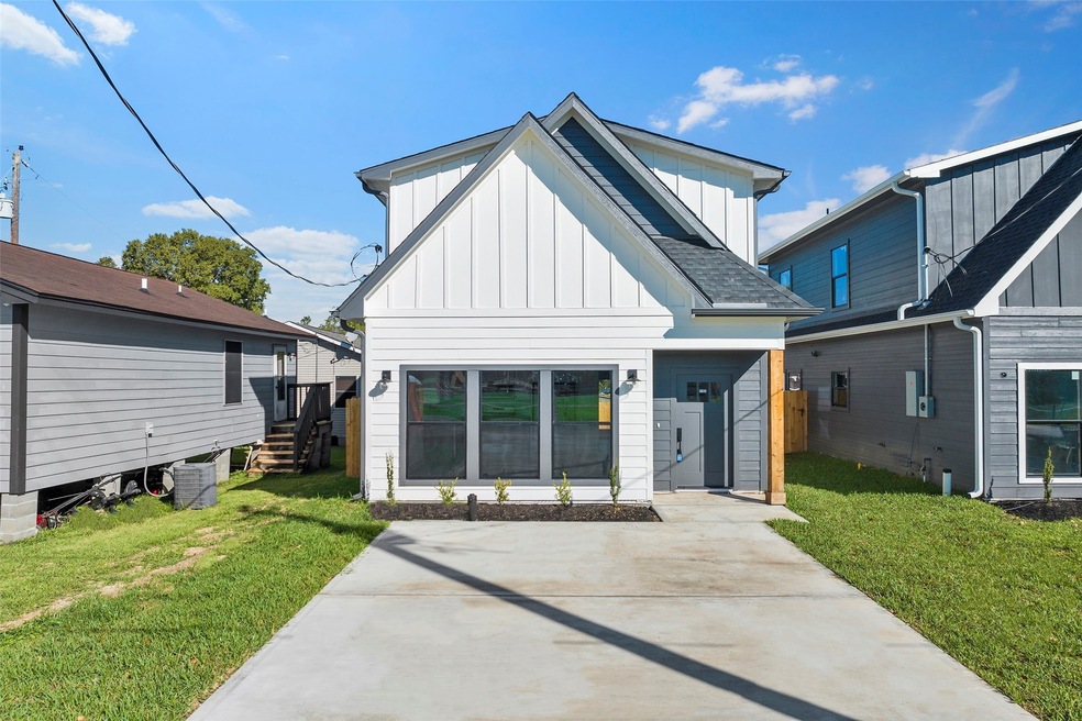 2103 Avenue B, Rosenberg, TX 77471 - photo 1