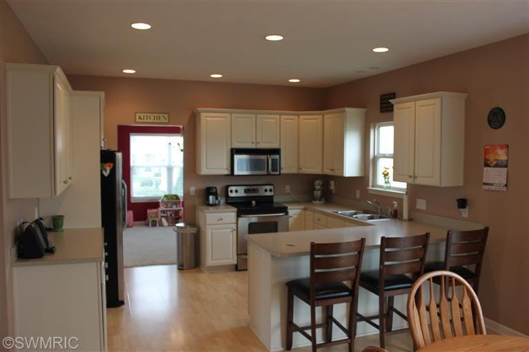 8124 Oldfield Ct SE unit 99, Byron Center, MI 49315 - photo 1