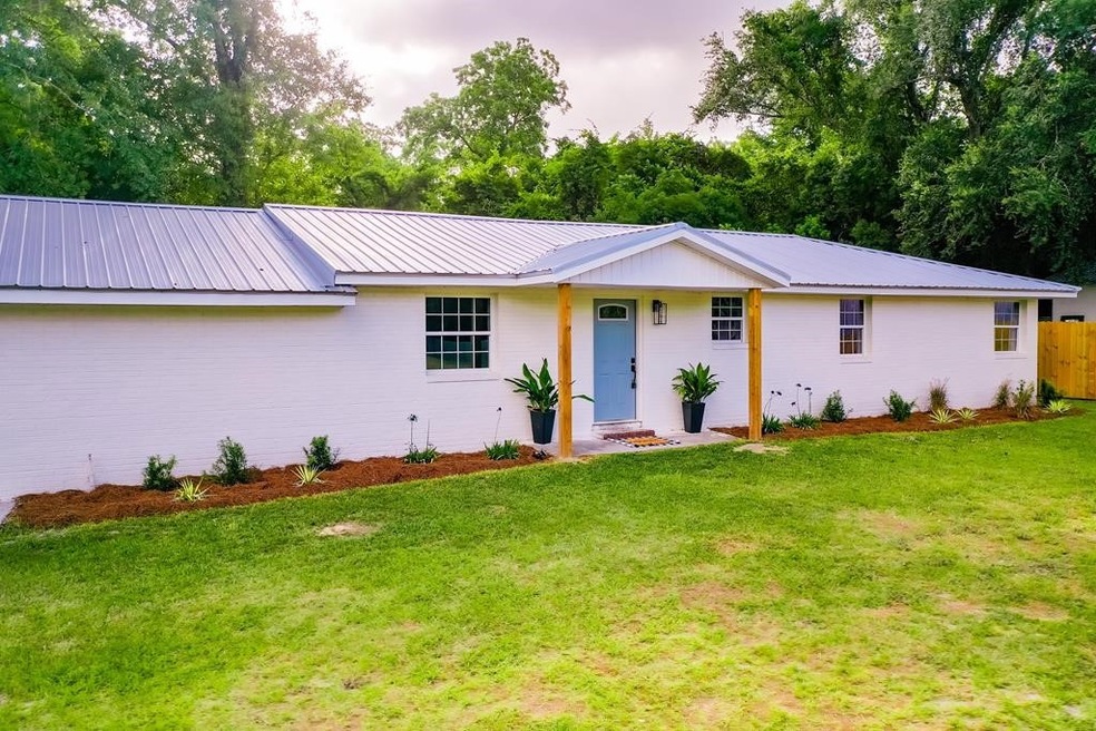 831 Gordon St, Blackshear, GA 31516 - photo 1