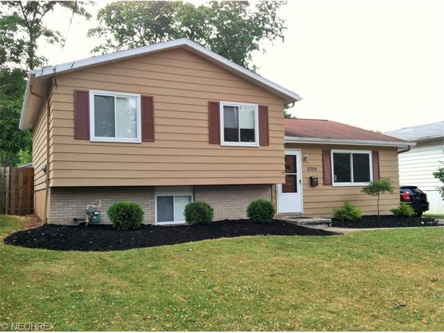 1098 Karen Dr, Akron, OH 44313 - photo 1