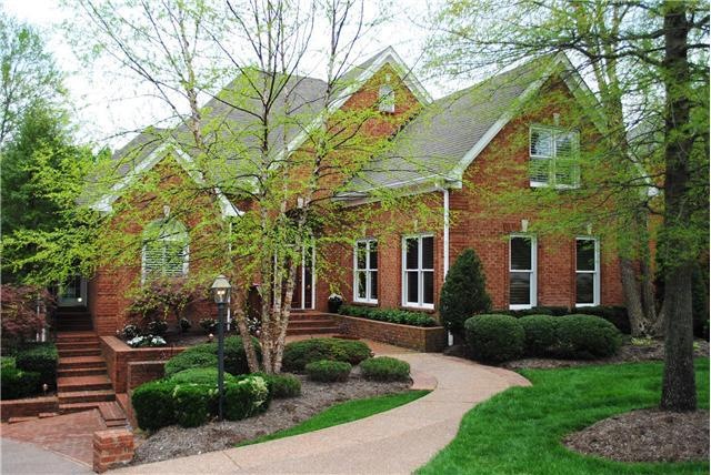 118 N COUNTRY CLUB DR-  WOW FACTOR! Dynamic property. . Main level master & In-law quarters, daylight entry basement, huge screened porch overlooking lush private courtyard, deluxe kitchen, craft room, architectural ceilings & staircase.