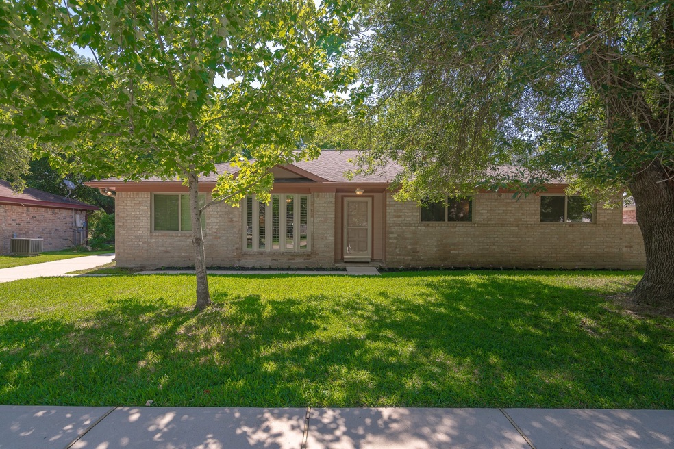 349 Dawn Hill Dr, Friendswood, TX 77546 - photo 1