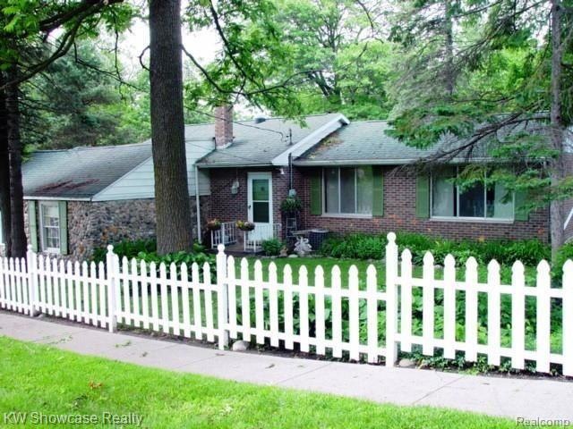 Welcome to 6530 Maceday Drive.