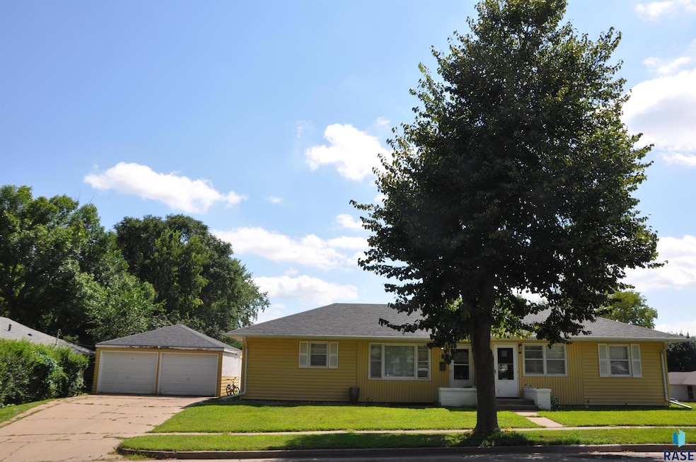 1301 E 28th St, Sioux Falls, SD 57105 - photo 1