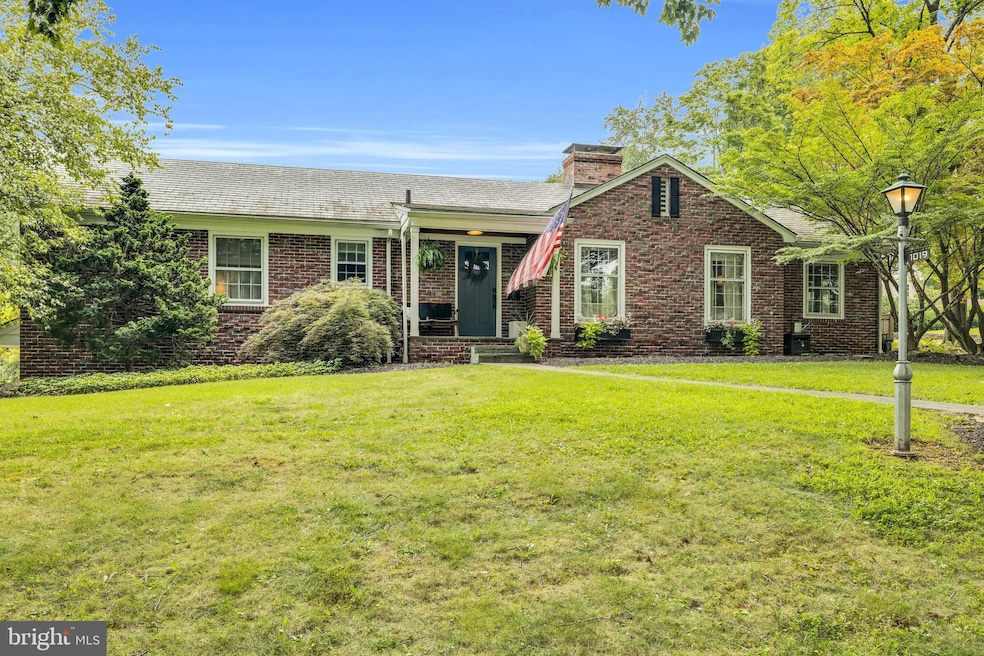 1019 Wyomissing Blvd, Reading, PA 19610 - photo 1