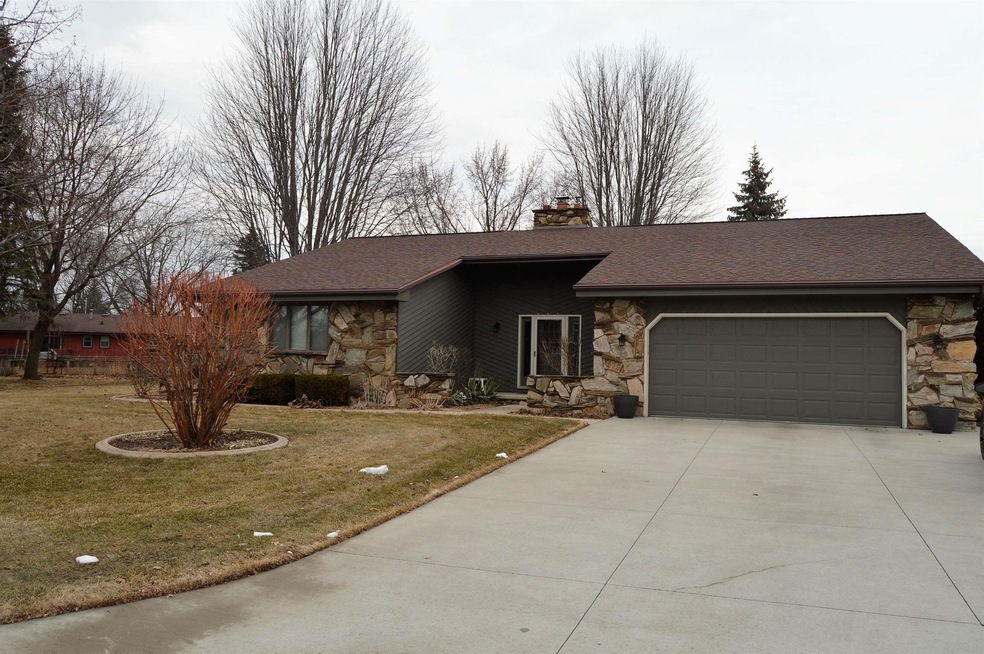 2100 W Cortland Dr, Appleton, WI 54914 - photo 1