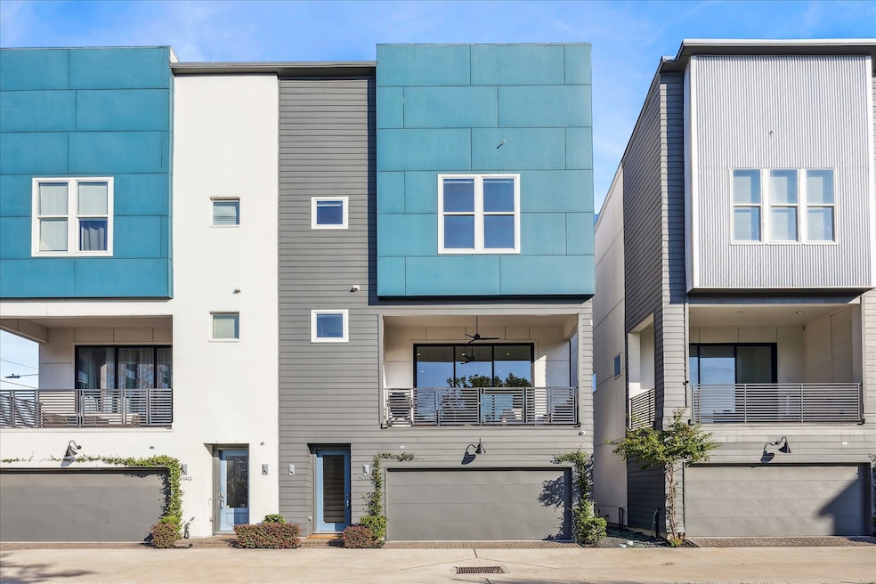 Welcome to 2414 F Canal in Houston's vibrant EaDo!  This recent construction home is within walking distance to amazing dining, entertainment and amenities.