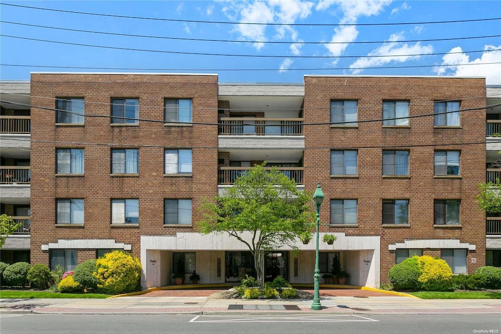 The Carlyle unit 414-R4, Lawrence, NY 11559 - photo 1