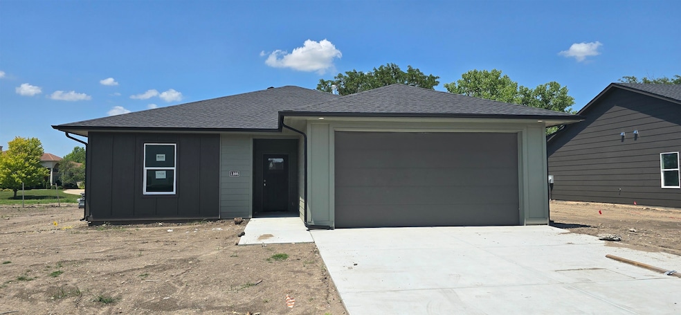 1108 SE 8th St, Newton, KS 67114 - photo 1