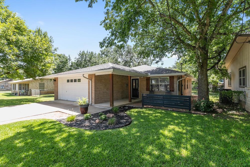 203 W Mulberry St, Fredericksburg, TX 78624 - photo 1