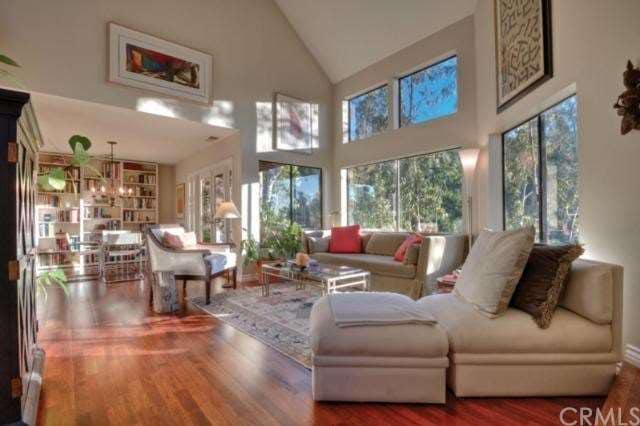 Vaulted ceilings with walls perfect for art work. 