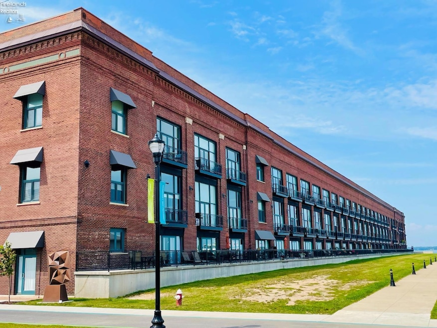 401 W West Shoreline Dr unit 222, Sandusky, OH 44870 - photo 1