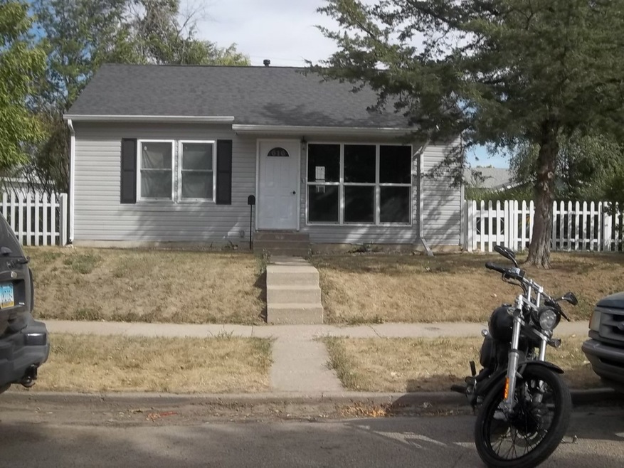 103_1452 616 14TH AVE W<|><|>